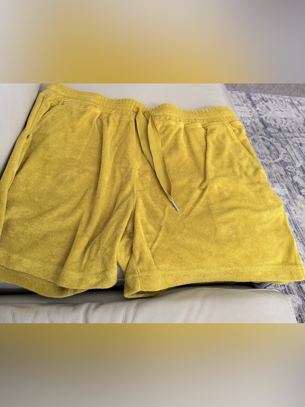 🔥Men's Yellow Terry Cloth Drawstring Shorts size Large🔥